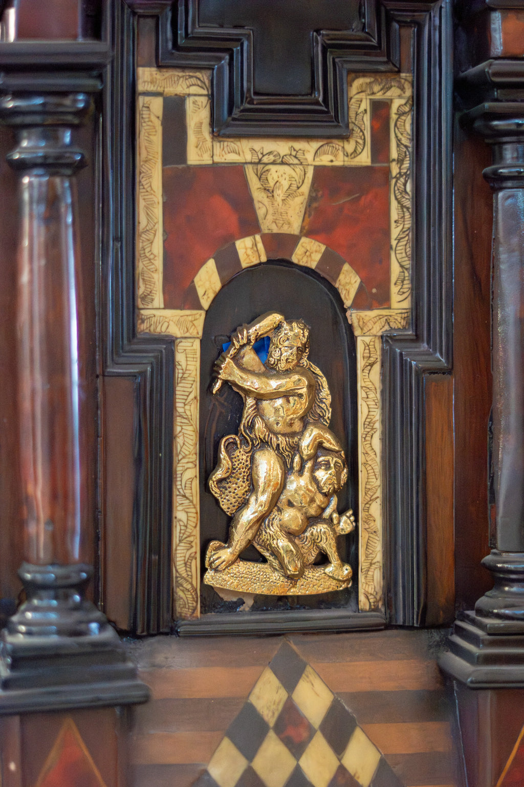 Bargueño Español en Carey, Hueso y Madera – S.XVII