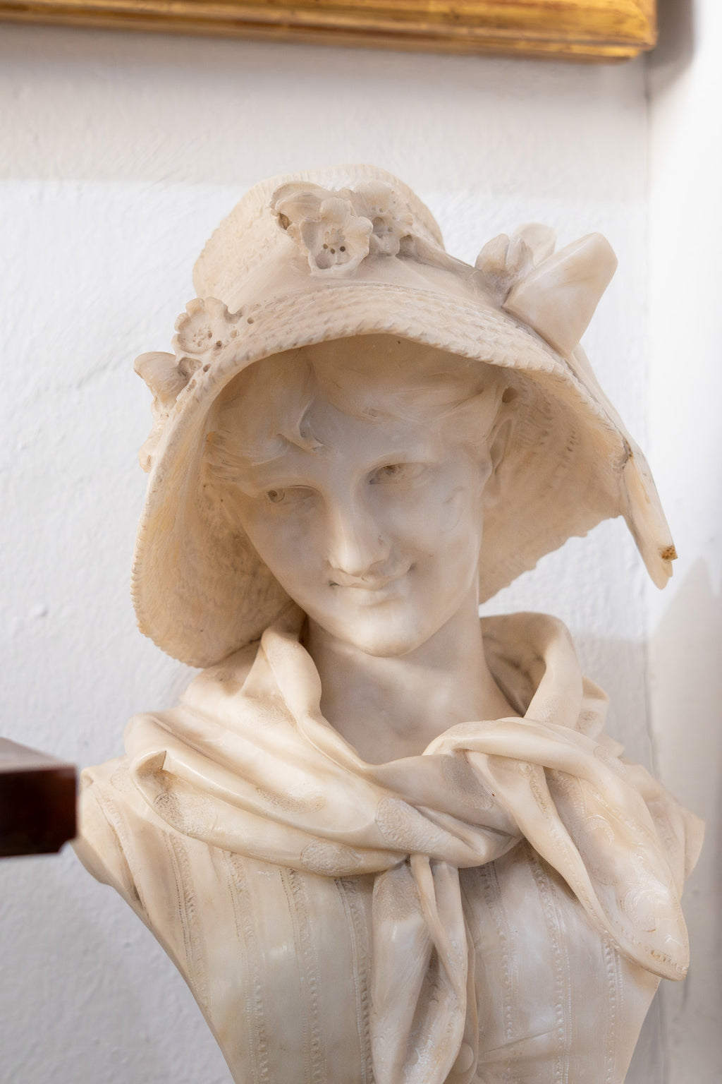 Busto Femenino Tallado en Mármol Francés S.XX