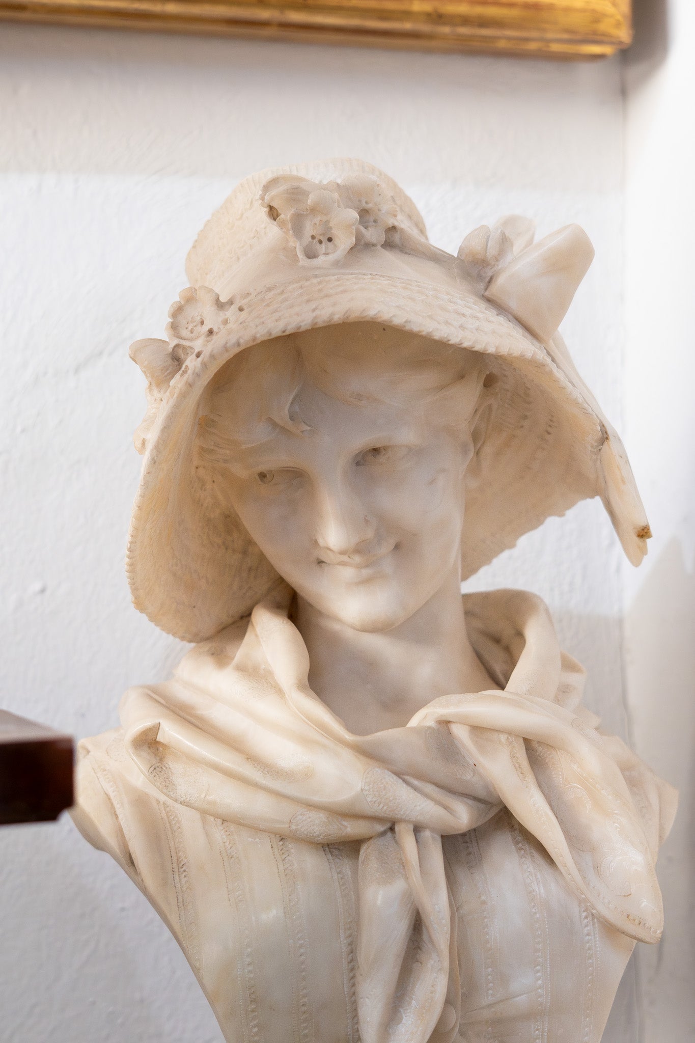 Busto Femenino Tallado en Mármol Francés S.XX