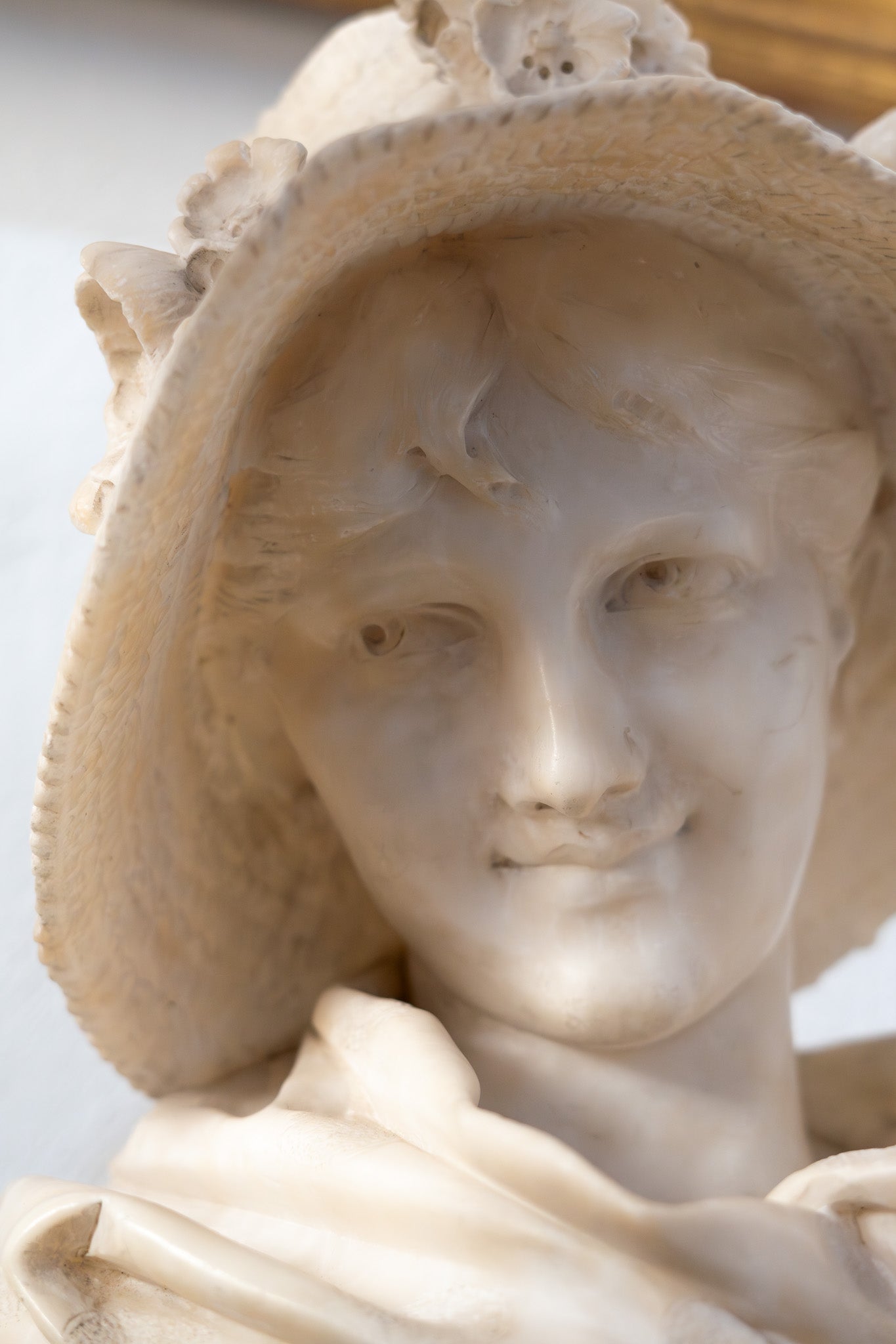 Busto Femenino Tallado en Mármol Francés S.XX